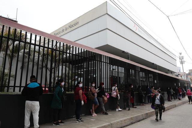 Largas colas se reportan desde muy temprano en los exteriores del Banco de la Nación, ubicado en el distrito de Puente Piedra. (Foto: Ángela Ponce/GEC)