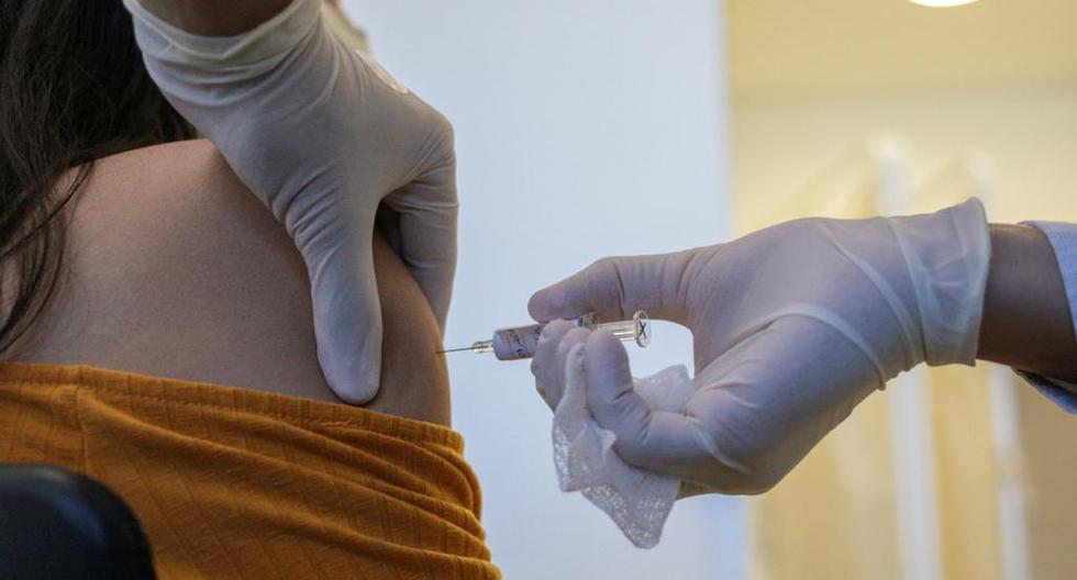 Imagen referencial. Una voluntaria recibe una dosis de posible vacuna contra el coronavirus. (Foto: AFP)