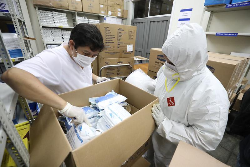 Hospital Luis Negreiros recibe miles de materiales entre mascarillas, mandiles, mamelucos, lentes y otros. (Foto: Essalud)