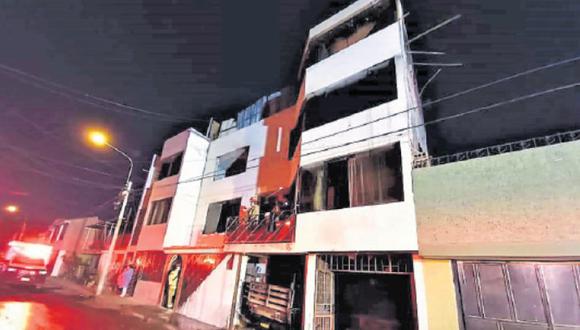 Siniestro se inició ayer a las 02:00 horas en la urbanización 15 de Enero. Fuego dejó en escombros cuatro niveles. (Foto: EBQ Noticias)