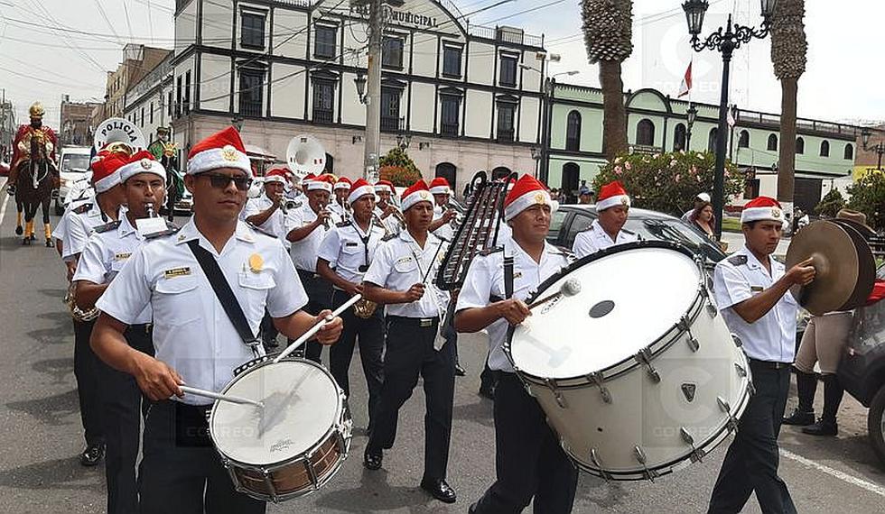 Policía se viste de Papá Noel en Tacna