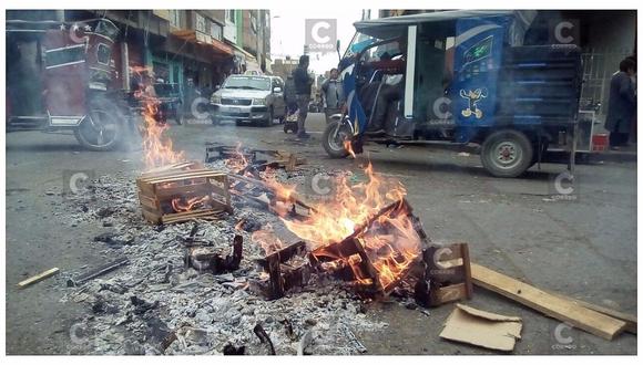 ​Huancayo: Comerciantes queman cajones de fruta y bloquean la calle en protesta