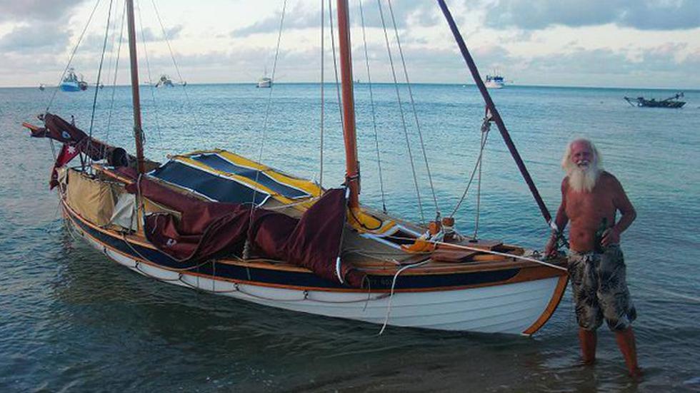 Vida de un millonario que lo perdió todo y se mudó a una isla desierta (FOTOS)