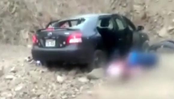 Cinco hombres fueron asesinados con más de 30 balazos dentro de un automóvil en Manchay. (Captura: América Noticias)