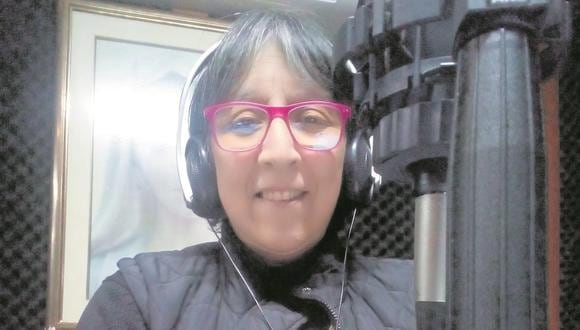 Enamorada de la Radio, María Antonieta Cuadros Ballón conduce el programa “Solo para zanahorias” desde hace veinte años. (Foto: Cortesía)
