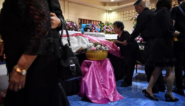 En el entierro de Narissara Chotklang su familia decidió llenar el salón de flores rosas y telas alrededor del ataúd. (AFP).