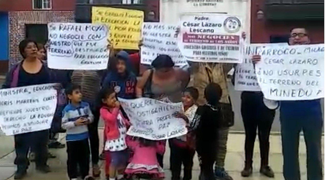 Trujillo: Padres de familia de un jardín de niños denuncia que religiosos pretenden quitarles terreno  (VIDEO)