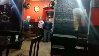 Funcionarios del Municipio de Huancavelica son captados consumiendo alcohol en bar pese a restricciones (VIDEO)