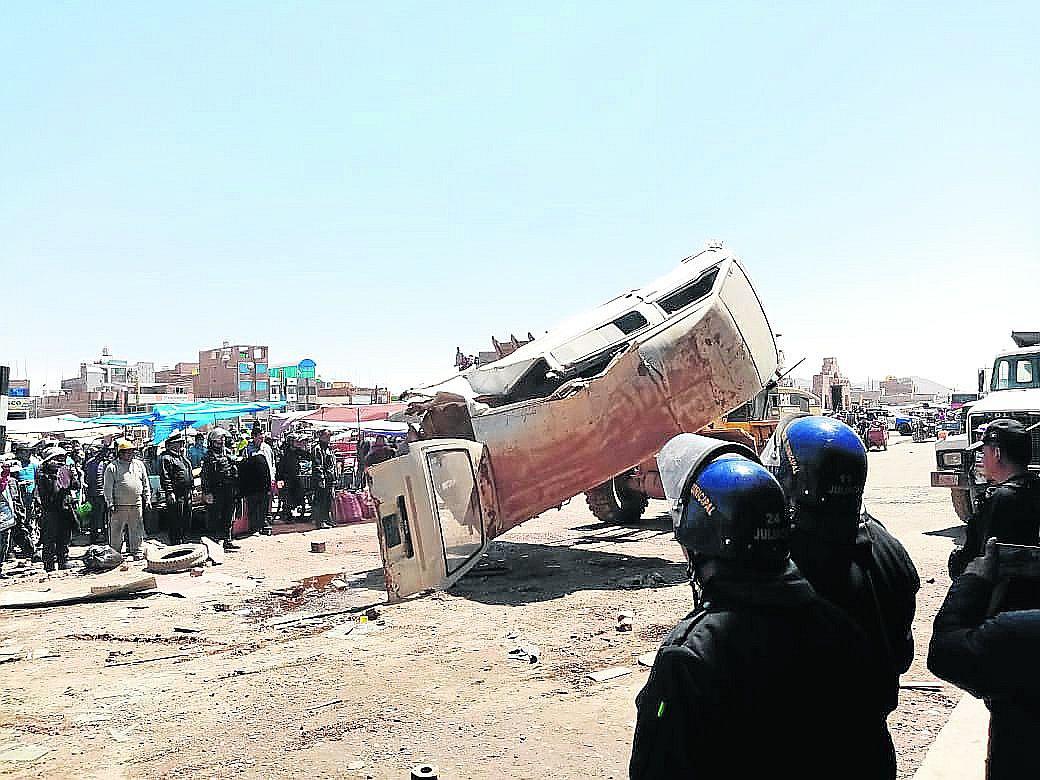 Retiran a cachineros que obstaculizaban paso por la vía pública
