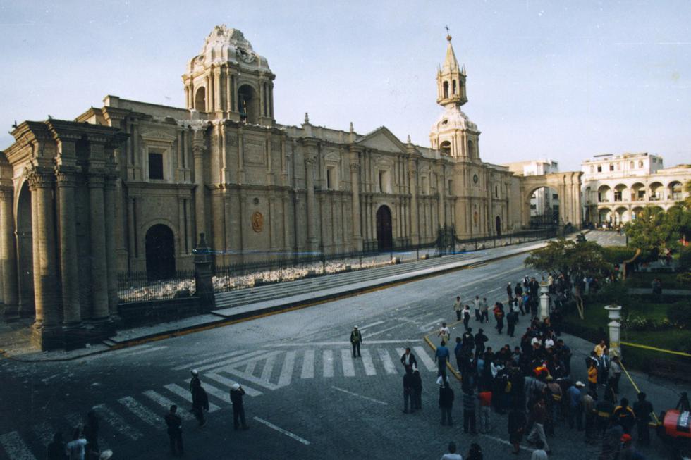 Catedral de Arequipa afectada por el terremoto del 23 de junio del 2001. (Foto: GEC Archivo)