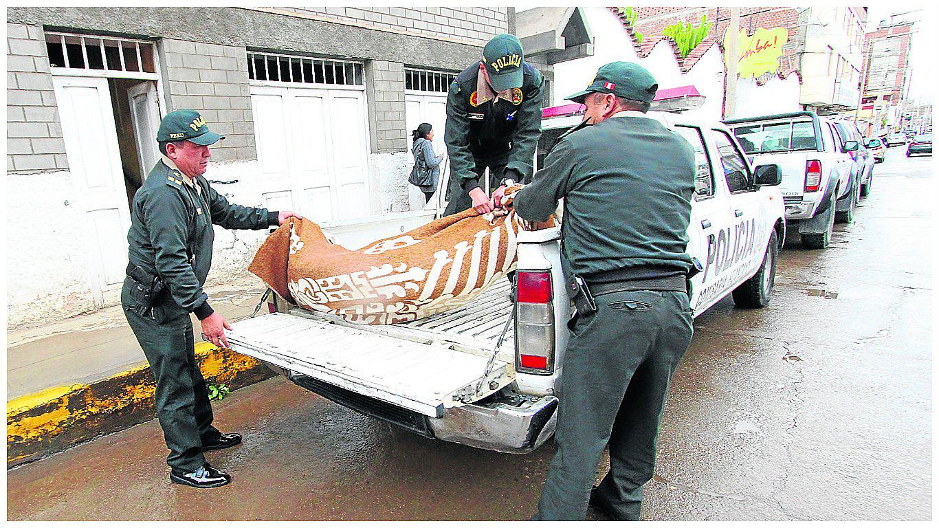 Hallan muertas a una anciana de 105 años en pozo y a mujer desnuda en lavadero 