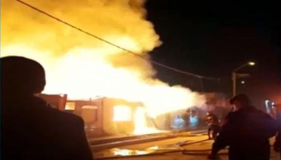 Incendio en AA.HH. Francisco Bolognesi del Callao arrasó con varias viviendas de madera. (Captura: TVPerú)