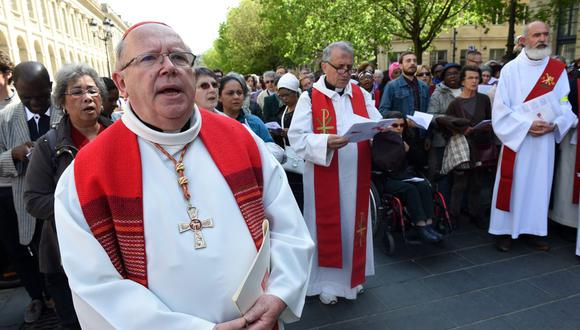 El arzobispo de Burdeos Jean-Pierre Ricard celebra la Pasión de Cristo el Viernes Santo en Burdeos, suroeste de Francia, el 14 de abril de 2017. (Foto de MEHDI FEDOUACH / AFP)