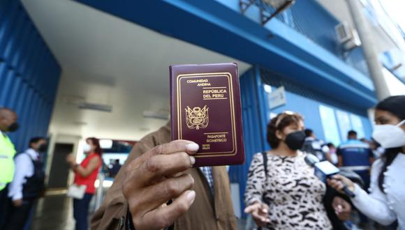 Emisión de pasaportes se suspende en sedes de Migraciones por falla de acceso en el Reniec. Foto: Alessandro Currarino / @photo.gec