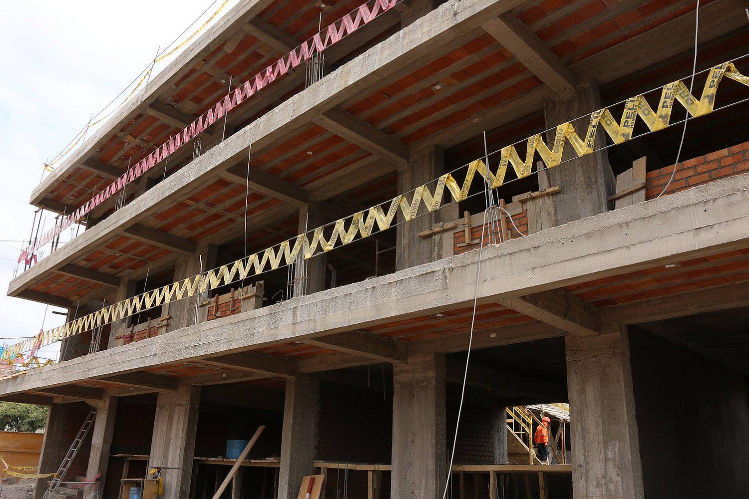 Padres de familia y obreros de Costrucción Civil se enfrentan por cuota laboral