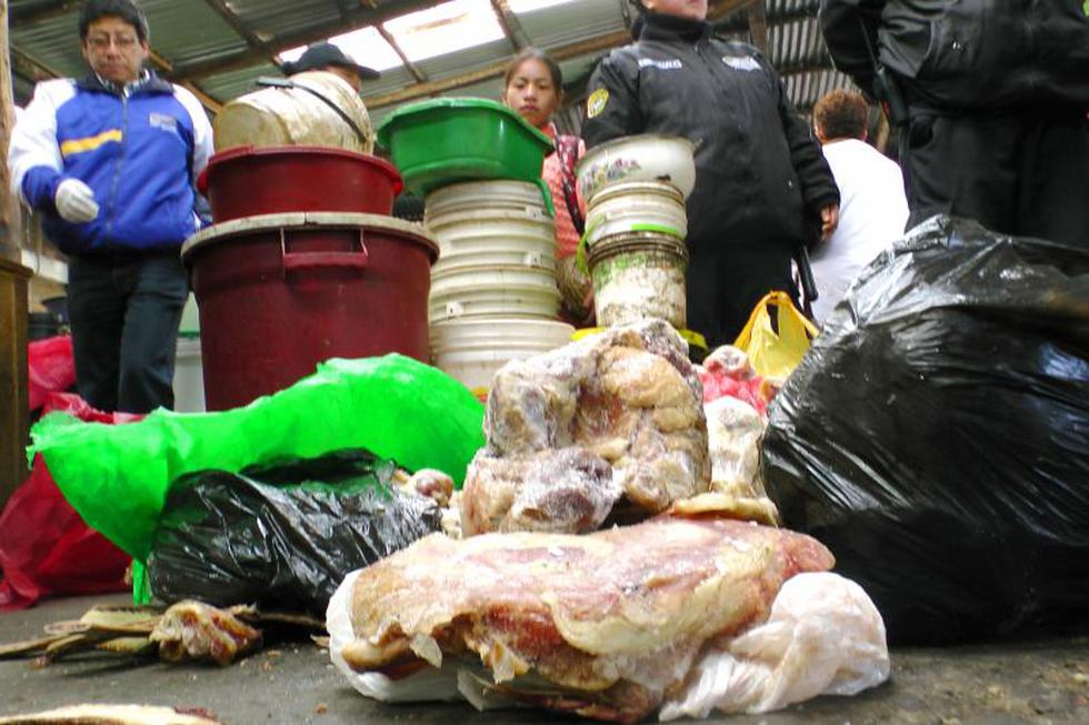 En mercado remojan pollos malogrados en lejía (FOTOS)