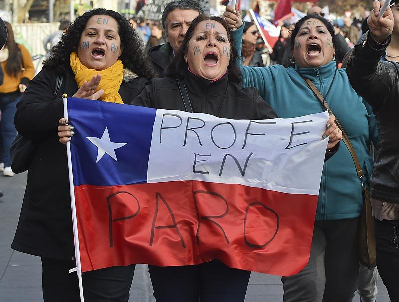 Chile: Docentes decidirán continuidad del paro en rechazo a carrera docente