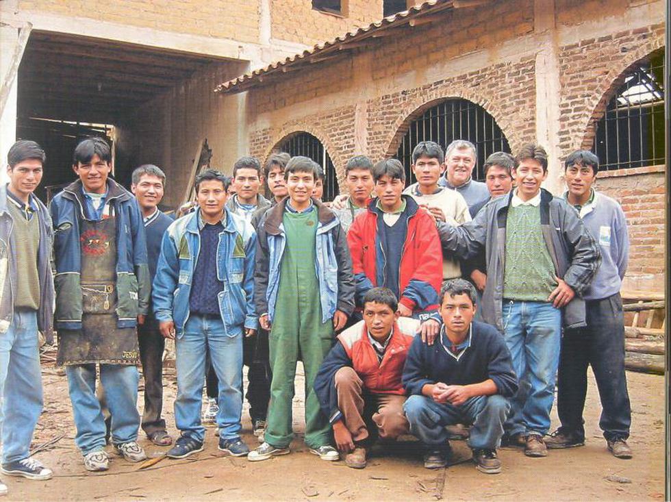 Operación Mato Grosso capacita a jóvenes de familias pobres para fabricar  muebles de exportación