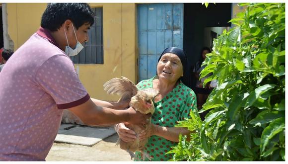 Huanchaco: Alcalde dona su sueldo y regala gallinas a pobladores 