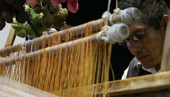 Gobierno reconoce a 81 artesanos en diseño textil