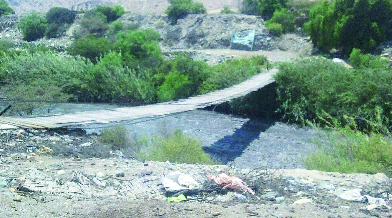 Áncash: Primos caen a río cuando cruzaban puente colgante en motocarga 