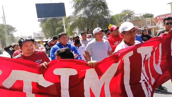 Barristas del equipo de Nuevo Catacaos marcharon exigiendo justicia por el atropello en su contra.