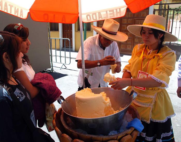 Pobladores y turistas degustan del tradicional Queso Helado Arequipeño