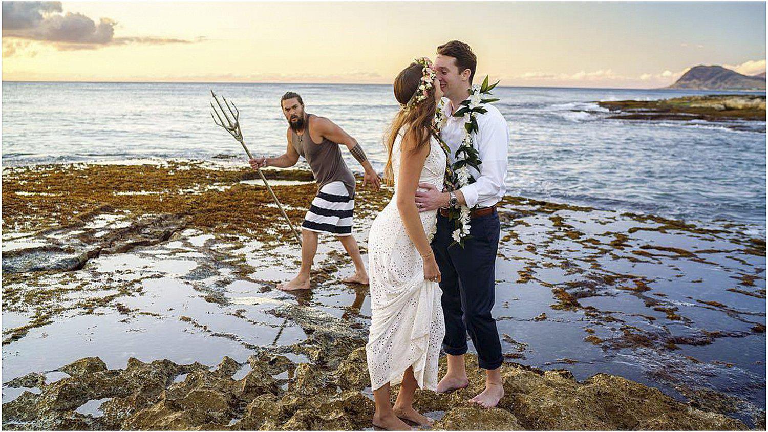 Aquaman invade romántica sesión de fotos de novios (VIDEO) 