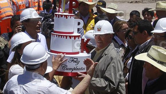  PPK: le cantan feliz cumpleaños con torta de cartón en Arequipa (VIDEO)