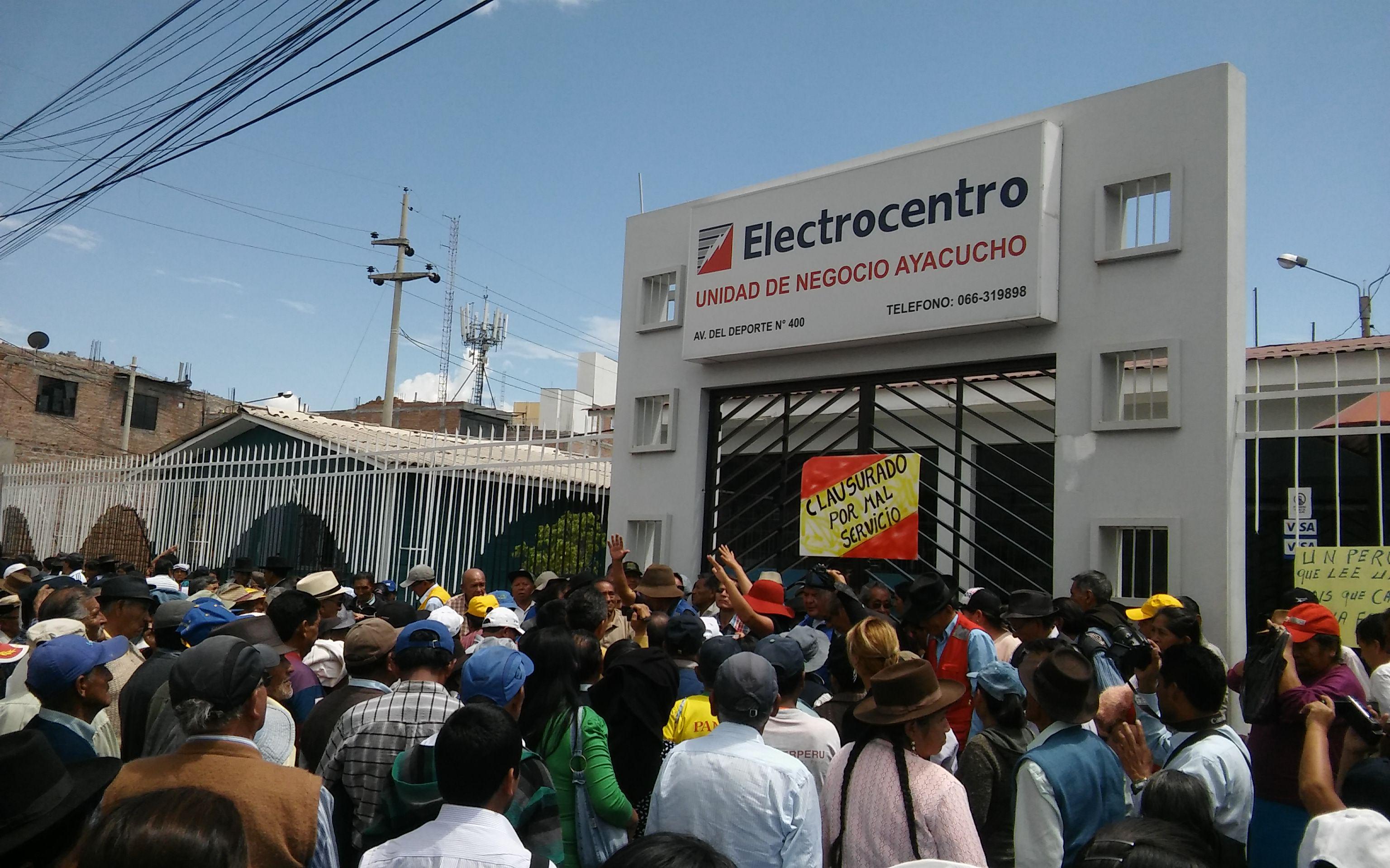 Realizan plantón contra empresa por pésimo servicio de telefonía e internet