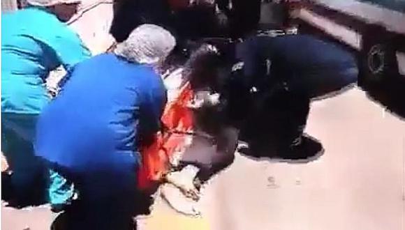 Facebook: Tras accidente en Apurímac policía cae de camilla donde era trasladado (VIDEO)