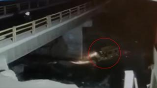 Conductor se salva de morir tras caer con su vehículo de un puente hasta el rio (VIDEO)