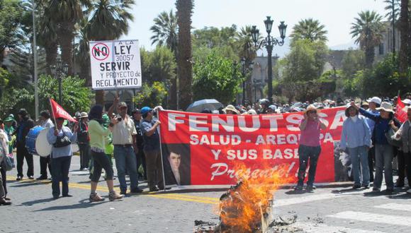 Trabajadores estatales quemaron ataúd como protesta a la Ley Servir