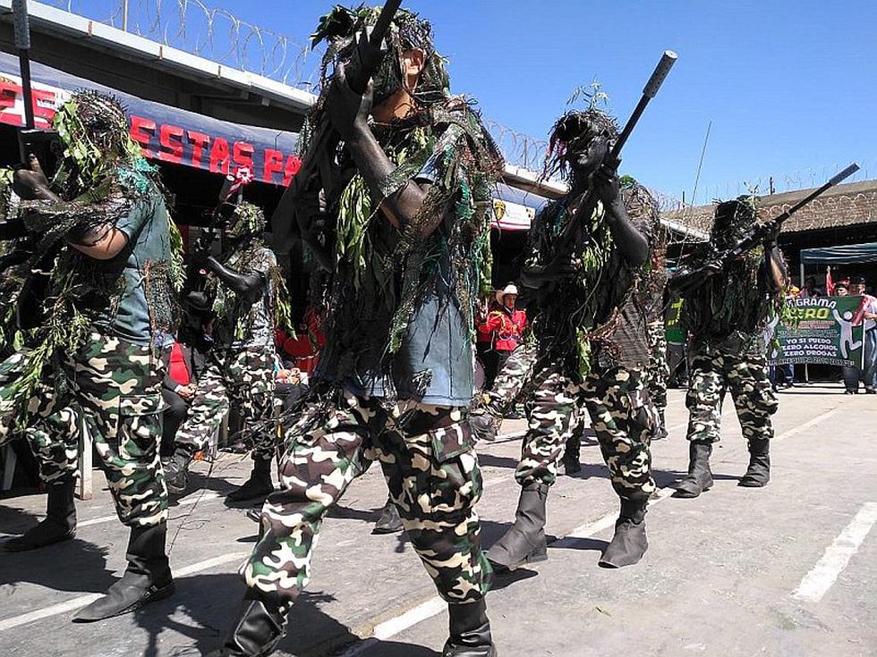 300 internos del Penal de Socabaya protagonizaron desfile patriótico con trajes reciclados [FOTOS]