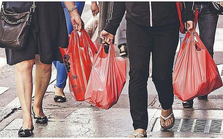 Peruanos pagarán impuesto desde el 2019 por uso de plásticos