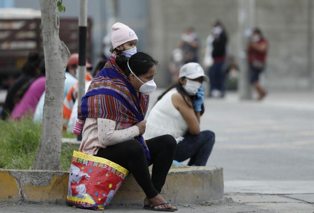 Inclusive aparecen mujeres junto a sus hijos formando la fila para acceder al bono de 380 soles. (Foto: Miguel Yovera)
