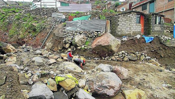 Defensa Civil pide retiro de 14 familias de la torrentera Pichu Pichu en Paucarpata