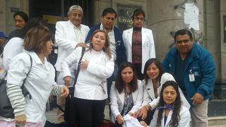 Médicos lavan mandiles blancos en frontis del Hospital Arzobispo Loayza