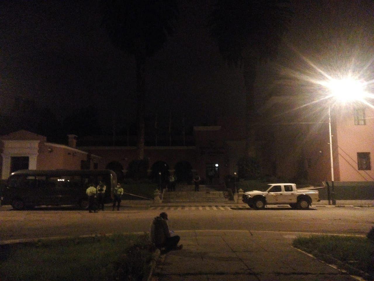 Trabajadores y huéspedes de hotel en cuarentena hasta descarte de contagio por coronavirus