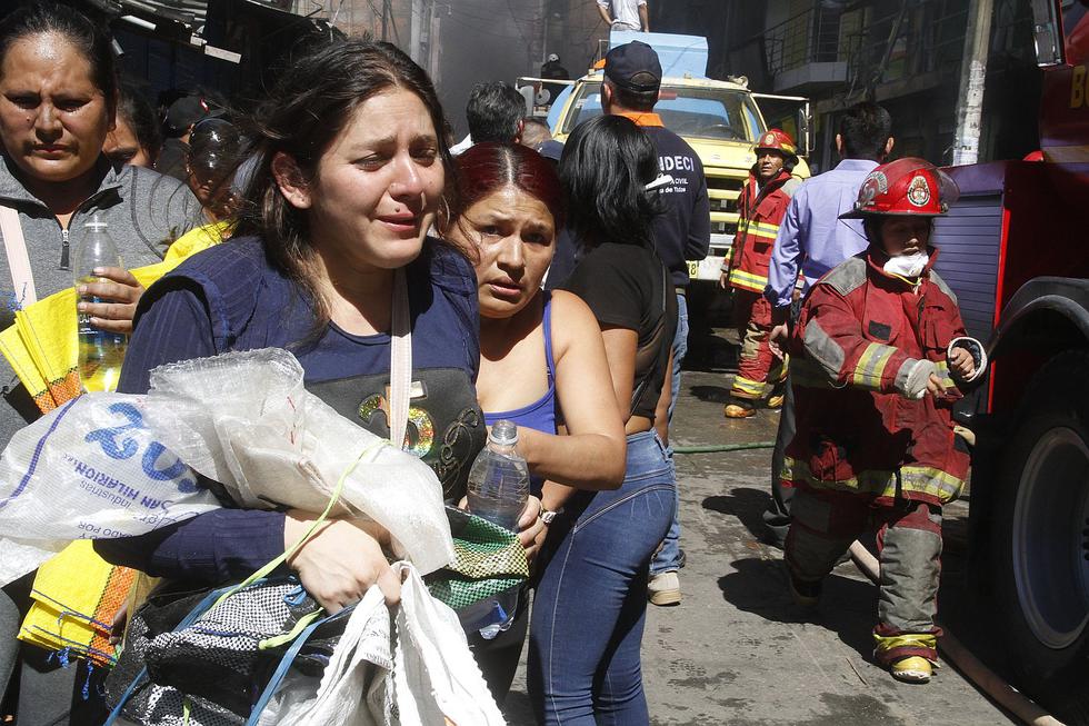 Voraz incendio deja en cenizas comercios en Polvos Azules