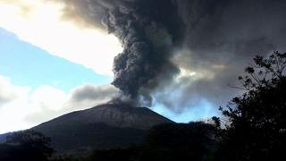 Volcán en El Salvador continúa expulsando gases y no se reportan víctimas