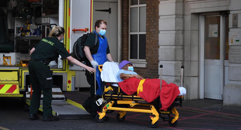 Imagen referencial. El personal de ambulancia lleva a un paciente al hospital Kings College en Londres, el 14 de mayo de 2020. (EFE/EPA/ANDY RAIN).
