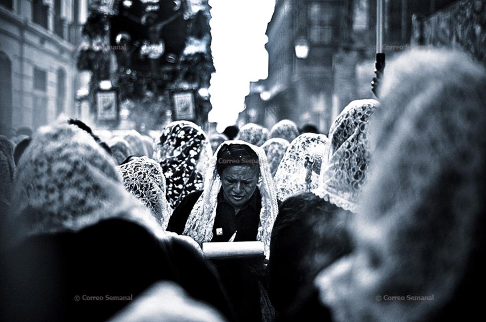 Sahumadoras y cantoras: las mujeres del Señor de los Milagros