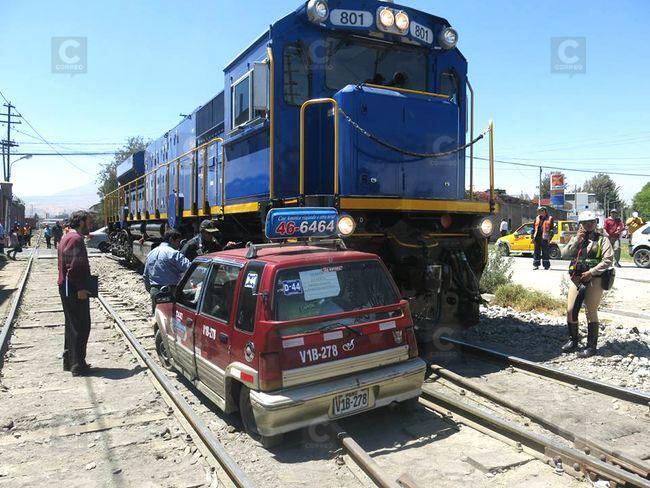 Arequipa: Locomotora embiste automóvil y pasajeros salvan de milagro