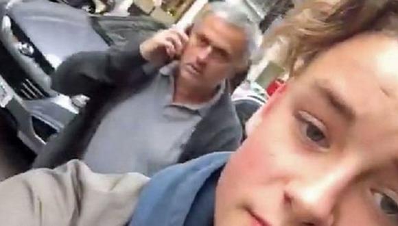 ​José Mourinho reaccionó así frente a pequeño aficionado que intentaba grabarlo (VIDEO)
