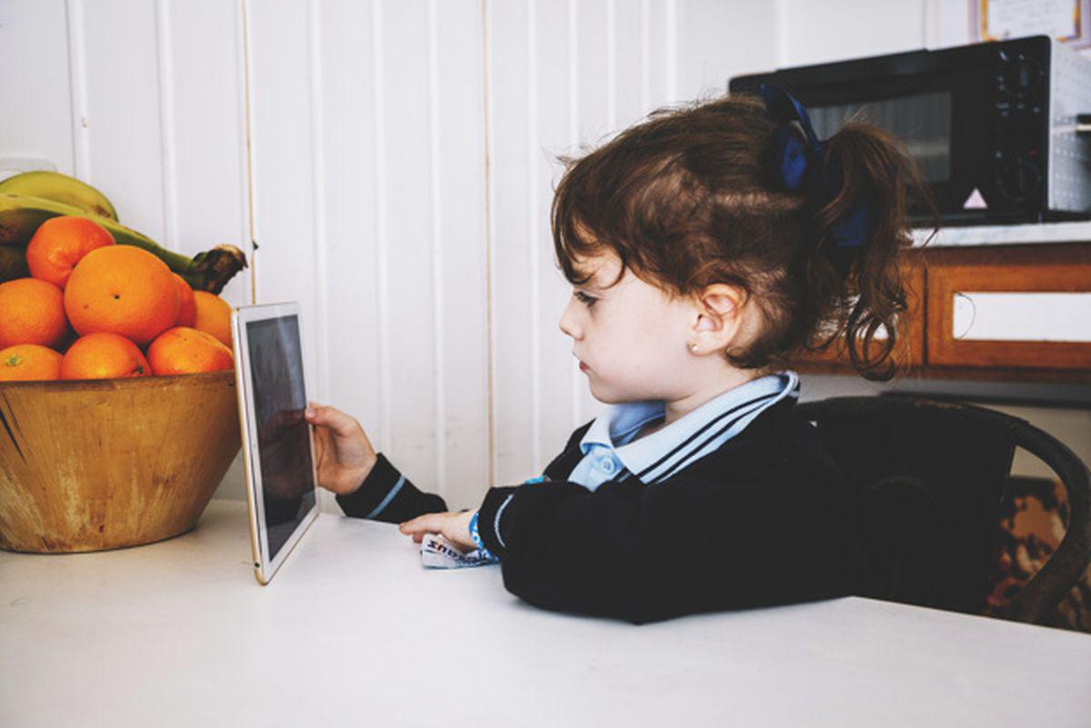 La plataforma Aprende en Casa es una herramienta digital multicanal que comprende internet para los hogares que tienen conexión a la red, pero también televisión y radios nacionales y regionales (Foto: Freepik)