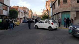 Dos delincuentes armados asaltan a taxista y pasajera en Arequipa