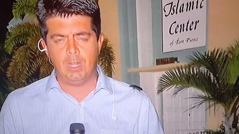 ​YouTube: Mira la reacción de un reportero cuando una cucaracha se le sube en vivo