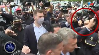Mauricio Macri le arrebata micrófono a reportero de televisión y lo arroja al suelo (VIDEO)