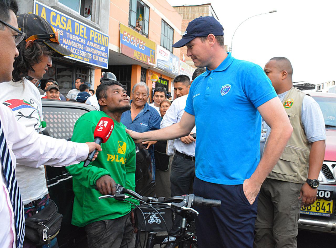 George Forsyth regala bicicleta a cuidador de autos que evitó que mujer sea quemada por su pareja. Foto: Municipalidad de La Victoria